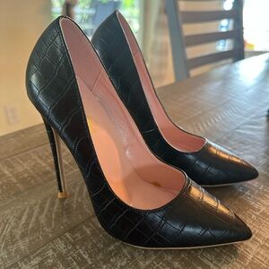 Elegant Black Croc-Embossed Stiletto Heels